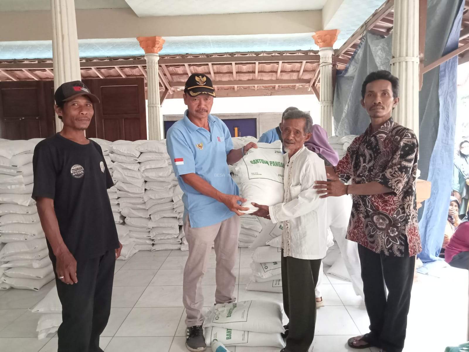 Pemdes Majingklak Salurkan Bantuan Pangan Beras Alokasi Juli-September 2026 kepada 996 PBP